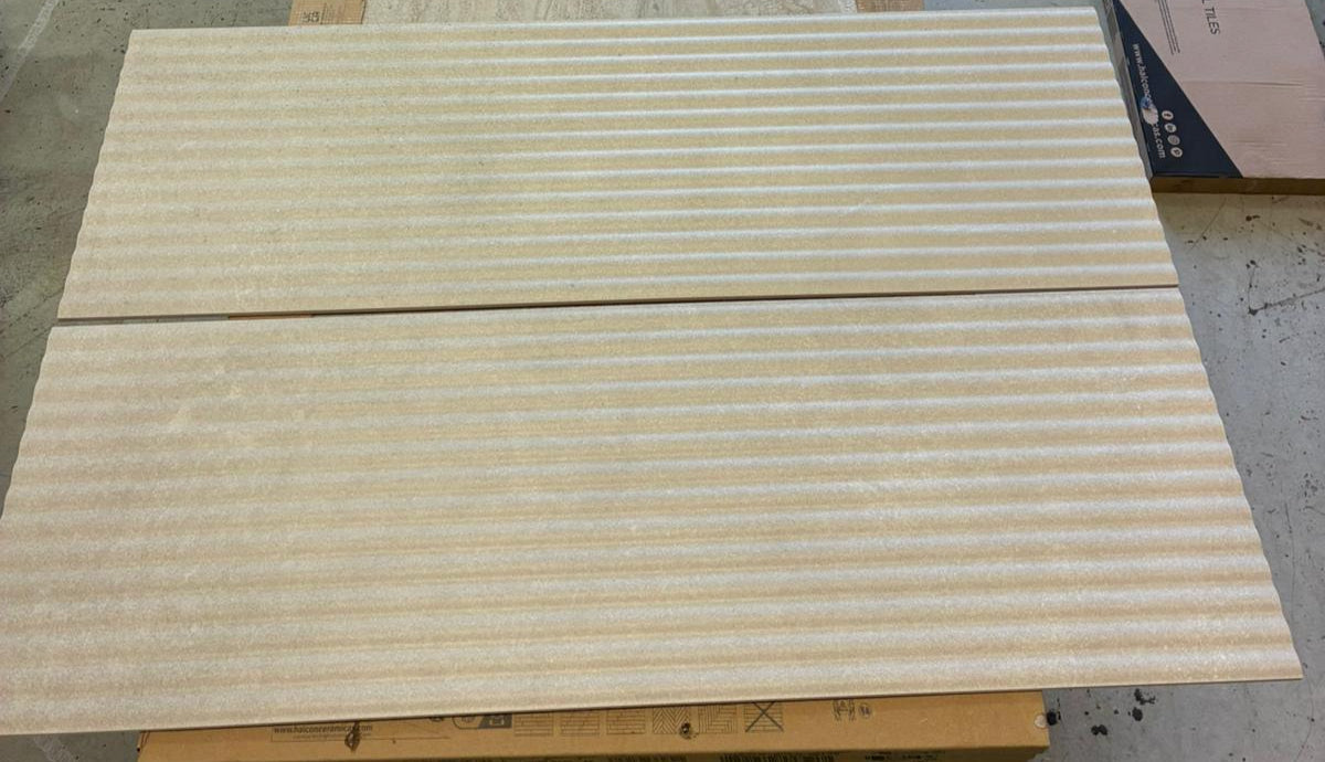 Mood Fluted Ivory 30x90 seinälaatta